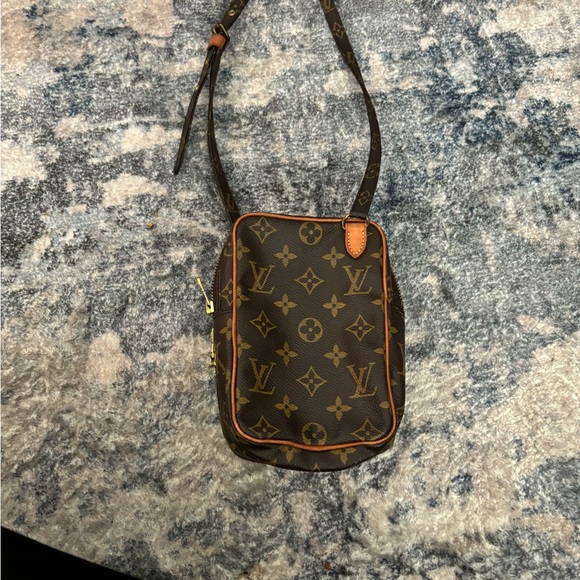 Louis vuttion crossbody - Picture 3 of 4